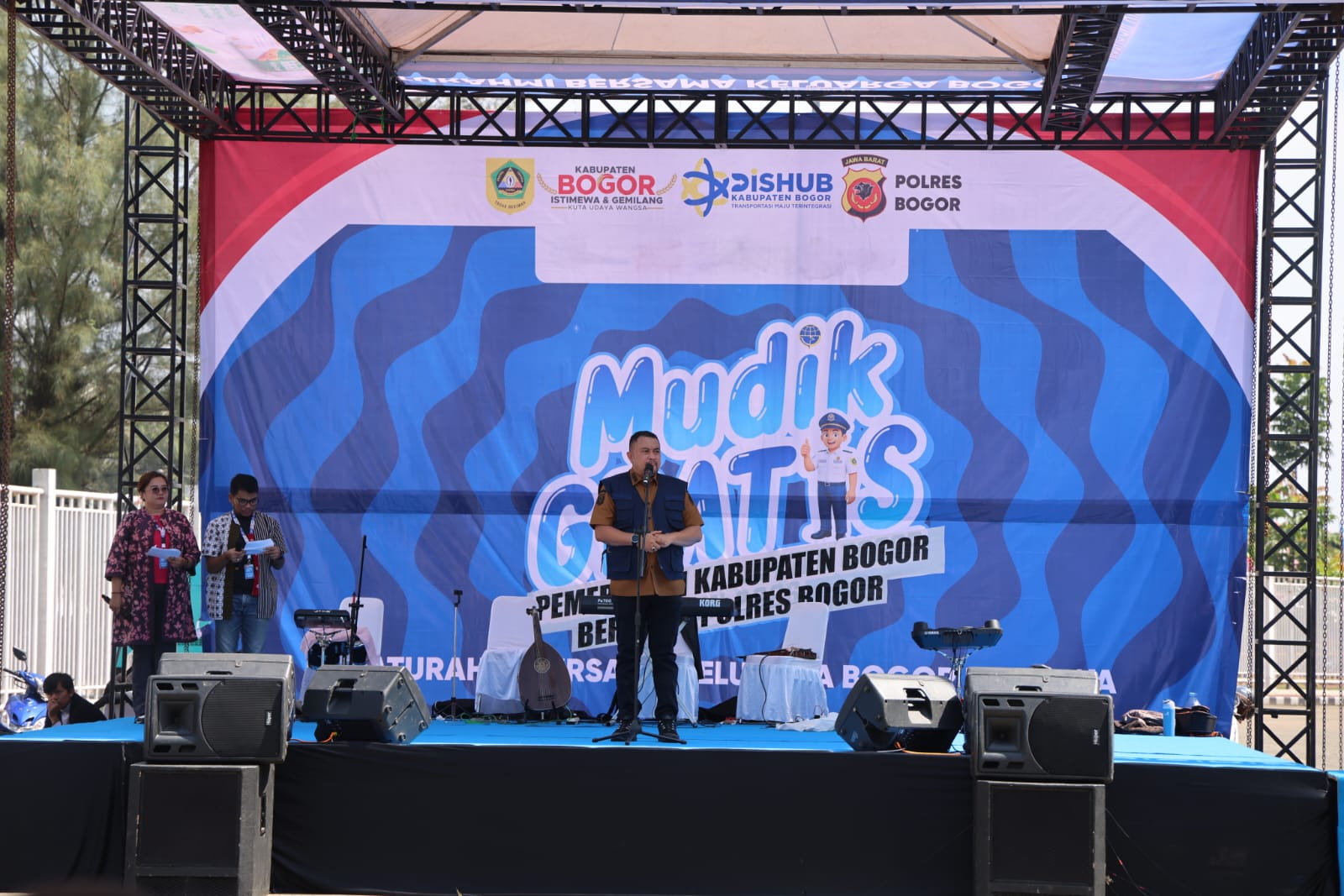 Bupati Bogor, Rudy Susmanto saat melepas pemudik dalam program Mudik Gratis, Foto/Diskominfo Kabupaten Bogor