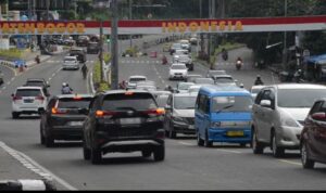 Situasi Kondisi arus lalu lintas di kawasan Jalan Raya Puncak, Gadog, Kabupaten Bogor, Foto/Maya Melania