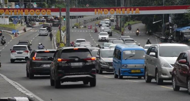 Situasi Kondisi arus lalu lintas di kawasan Jalan Raya Puncak, Gadog, Kabupaten Bogor, Foto/Maya Melania