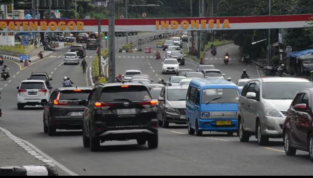Situasi Kondisi arus lalu lintas di kawasan Jalan Raya Puncak, Gadog, Kabupaten Bogor, Foto/Maya Melania