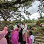 Suasana TPU Dreded Kota Bogor dipenuhi Penziarah, Foto/Maya Melania