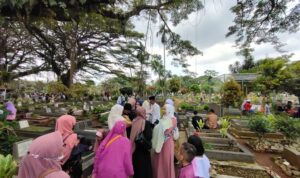 Suasana TPU Dreded Kota Bogor dipenuhi Penziarah, Foto/Maya Melania Suasana TPU Dreded Kota Bogor dipenuhi Penziarah, Foto/Maya Melania