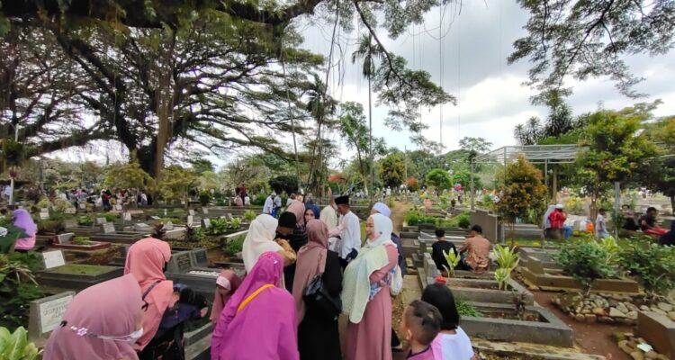 Suasana TPU Dreded Kota Bogor dipenuhi Penziarah, Foto/Maya Melania