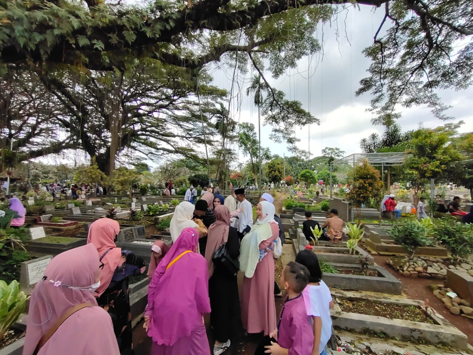 Suasana TPU Dreded Kota Bogor dipenuhi Penziarah, Foto/Maya Melania Suasana TPU Dreded Kota Bogor dipenuhi Penziarah, Foto/Maya Melania