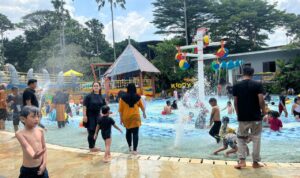 Situasi terkini di The Jungle Waterpark di hari ke 3 libur Lebaran 2026, Foto/Adi Wirman
