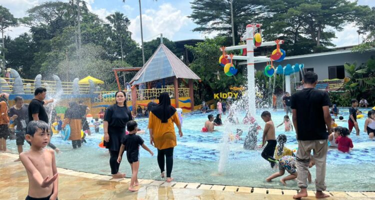 Situasi terkini di The Jungle Waterpark di hari ke 3 libur Lebaran 2026, Foto/Adi Wirman