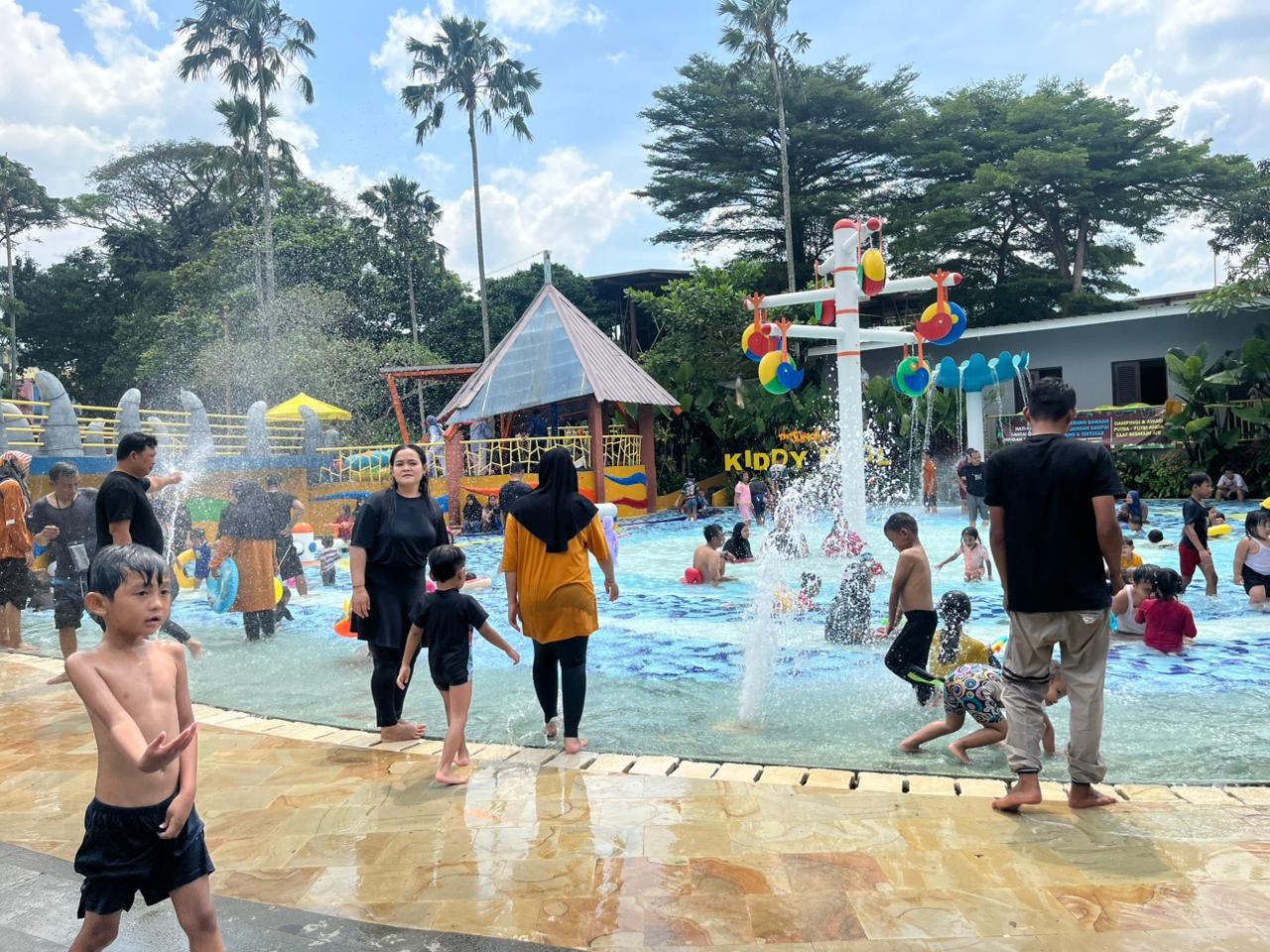 Situasi terkini di The Jungle Waterpark di hari ke 3 libur Lebaran 2026, Foto/Adi Wirman