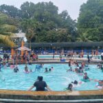 Kondisi Kolam Renang Mila Kenca saat diserbu para pegujung di waktu libur lebaran, Foto/ Maya Melania