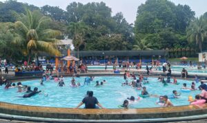 Kondisi Kolam Renang Mila Kenca saat diserbu para pegujung di waktu libur lebaran, Foto/ Maya Melania Kondisi Kolam Renang Mila Kenca saat diserbu para pegujung di waktu libur lebaran, Foto/ Maya Melania