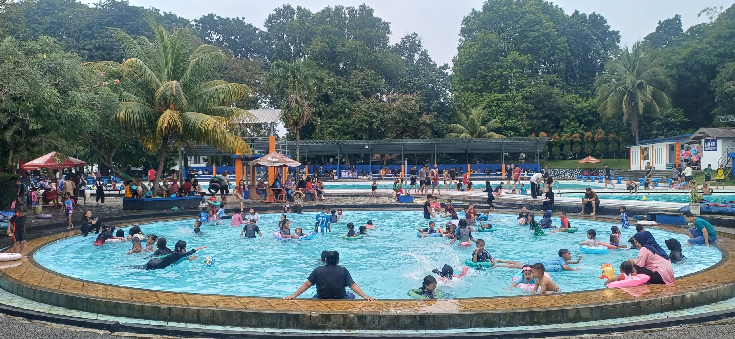 Kondisi Kolam Renang Mila Kenca saat diserbu para pegujung di waktu libur lebaran, Foto/ Maya Melania