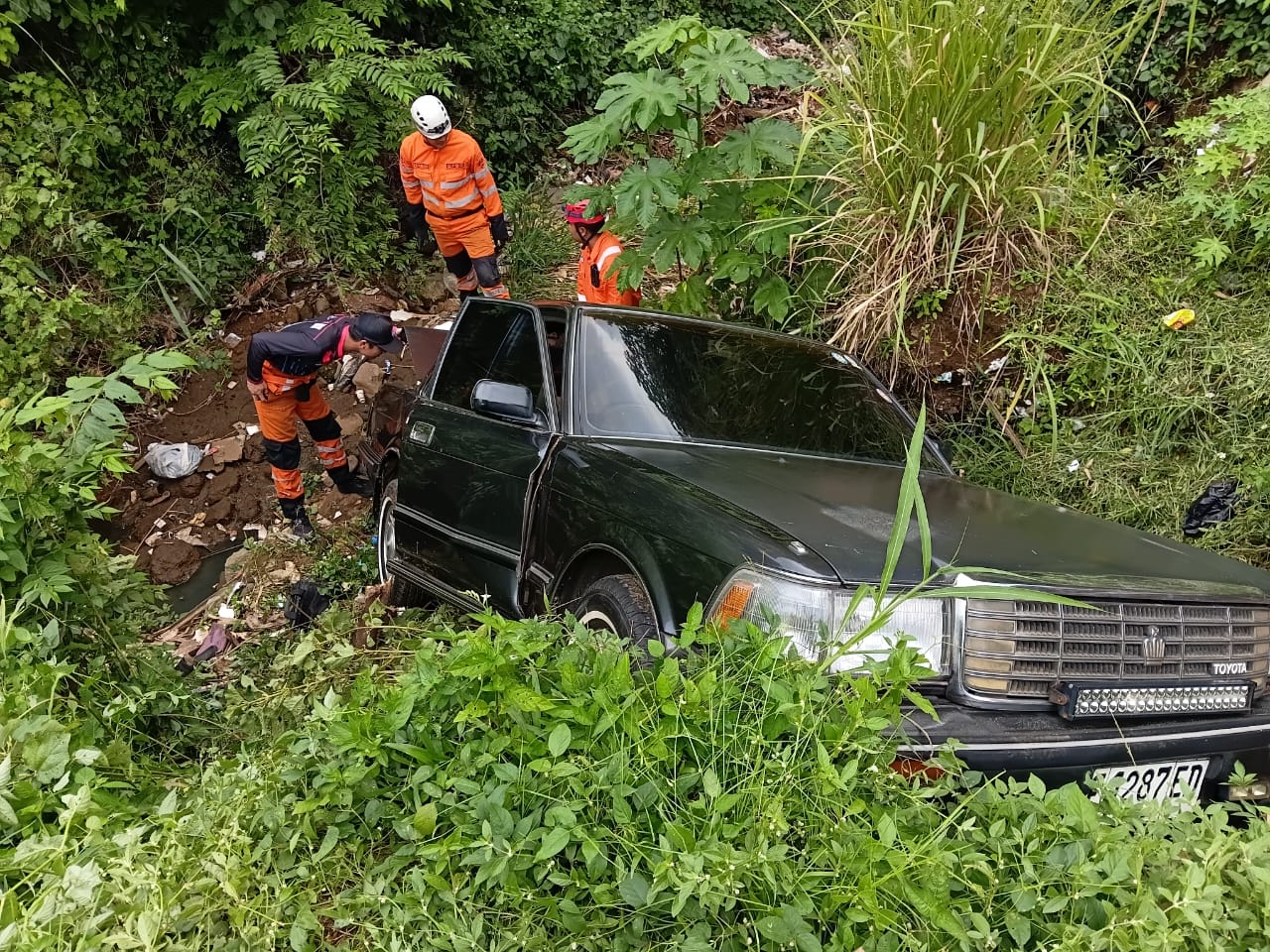 Kondisi mobil yang jatuh ke Tebing, Foto/Istimewa Kondisi mobil yang jatuh ke Tebing, Foto/Istimewa
