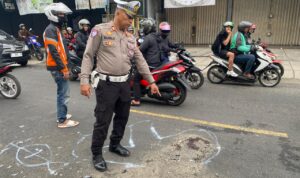 Anggota Polisi saat olah TKP Kecelakaan lalu lintas yang merenggut nyawa kembali terjadi di Jalan Raya Dramaga Kota Bogor, Foto/Isitimewa