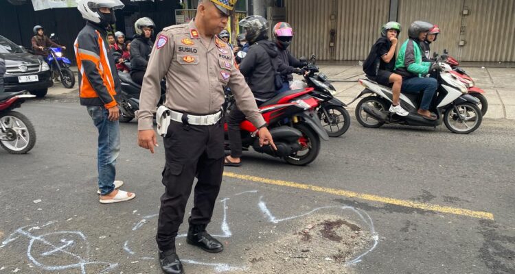 Anggota Polisi saat olah TKP Kecelakaan lalu lintas yang merenggut nyawa kembali terjadi di Jalan Raya Dramaga Kota Bogor, Foto/Isitimewa