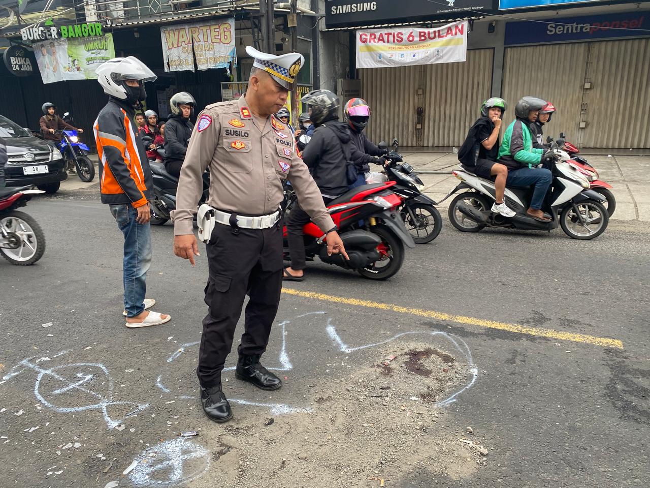 Anggota Polisi saat olah TKP Kecelakaan lalu lintas yang merenggut nyawa kembali terjadi di Jalan Raya Dramaga Kota Bogor, Foto/Isitimewa Anggota Polisi saat olah TKP Kecelakaan lalu lintas yang merenggut nyawa kembali terjadi di Jalan Raya Dramaga Kota Bogor, Foto/Isitimewa