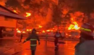 Situasi api melahap pabrikn terpal milik PT Unggul Karya Semesta, Foto/Istimewa