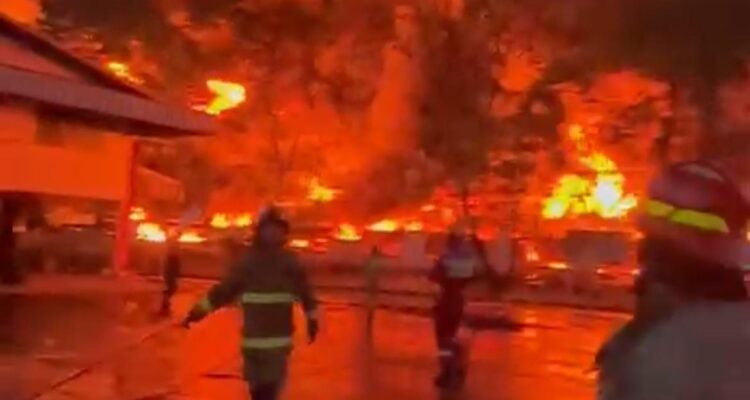 Situasi api melahap pabrikn terpal milik PT Unggul Karya Semesta, Foto/Istimewa