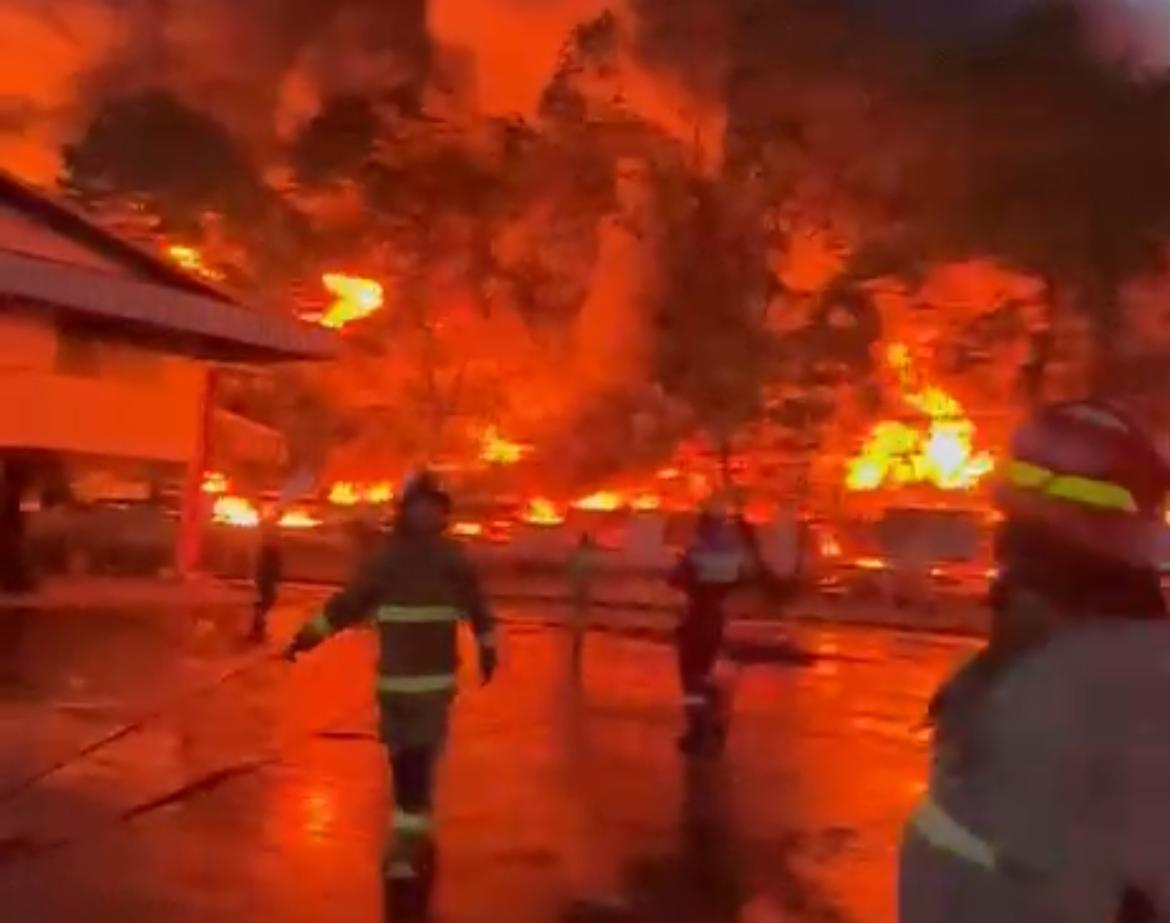 Situasi api melahap pabrikn terpal milik PT Unggul Karya Semesta, Foto/Istimewa Situasi api melahap pabrikn terpal milik PT Unggul Karya Semesta, Foto/Istimewa