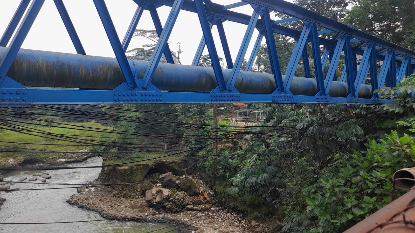 Kondisi Sungai Ciliwung tepatnya di Jembatan Situ Duit, Warung Jambu Koa Bogor, Foto/.Adi Wirman