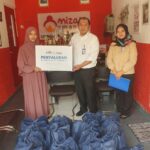 BRI Branch Office (BO) Pancoran saat memberikan bingkisan kepada masyarakat sekitar, Foto/Isitimewa