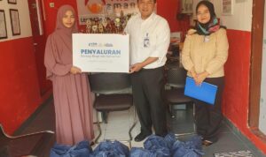 BRI Branch Office (BO) Pancoran saat memberikan bingkisan kepada masyarakat sekitar, Foto/Isitimewa