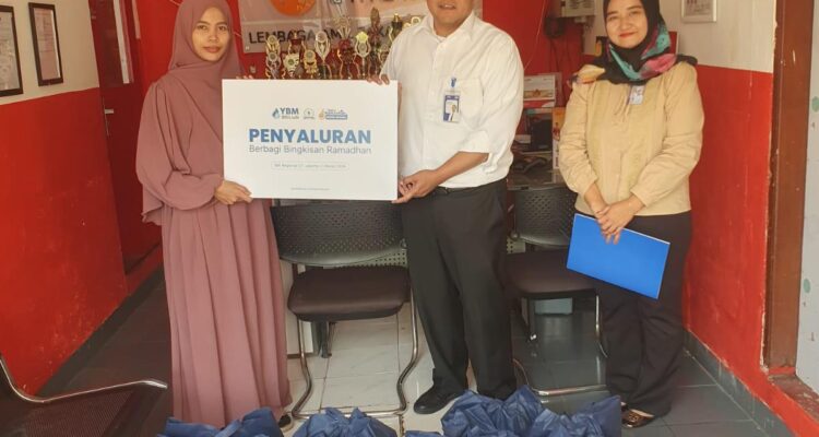 BRI Branch Office (BO) Pancoran saat memberikan bingkisan kepada masyarakat sekitar, Foto/Isitimewa