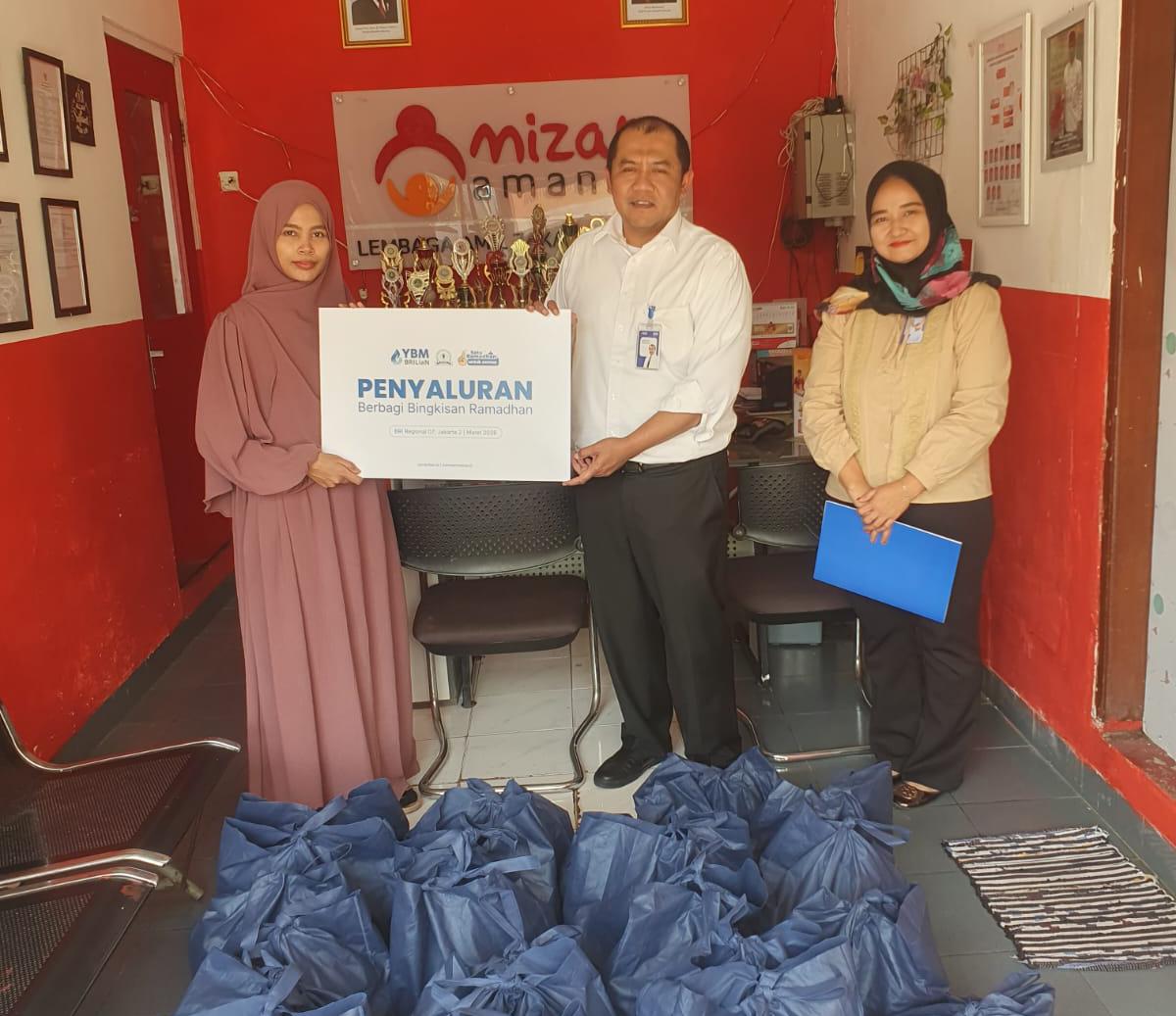 BRI Branch Office (BO) Pancoran saat memberikan bingkisan kepada masyarakat sekitar, Foto/Isitimewa BRI Branch Office (BO) Pancoran saat memberikan bingkisan kepada masyarakat sekitar, Foto/Isitimewa