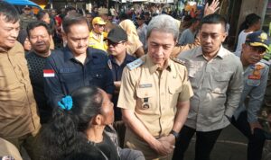 Dedie A Rachim saat bernving dengan PKL dengan ditemani dengan Komisi II DPRD, Foto/Maya Melania