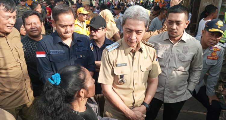 Dedie A Rachim saat bernving dengan PKL dengan ditemani dengan Komisi II DPRD, Foto/Maya Melania