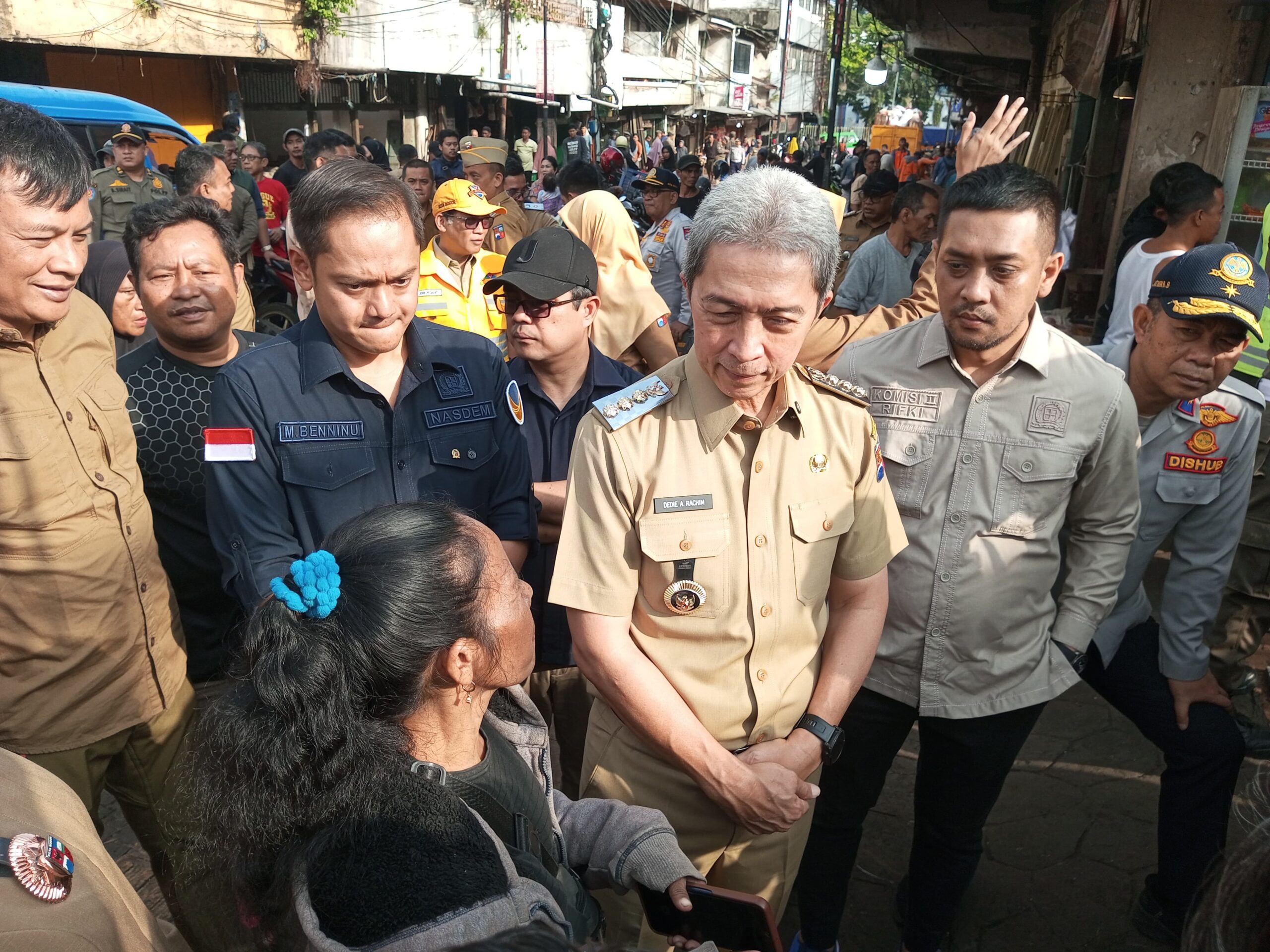 Dedie A Rachim saat bernving dengan PKL dengan ditemani dengan Komisi II DPRD, Foto/Maya Melania Dedie A Rachim saat bernving dengan PKL dengan ditemani dengan Komisi II DPRD, Foto/Maya Melania