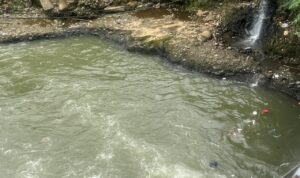 terlihat sampah di Sungai Ciliwung tepatnya di Jembatan Situ Duit, Kota Bogor, Foto/Adi Wirman