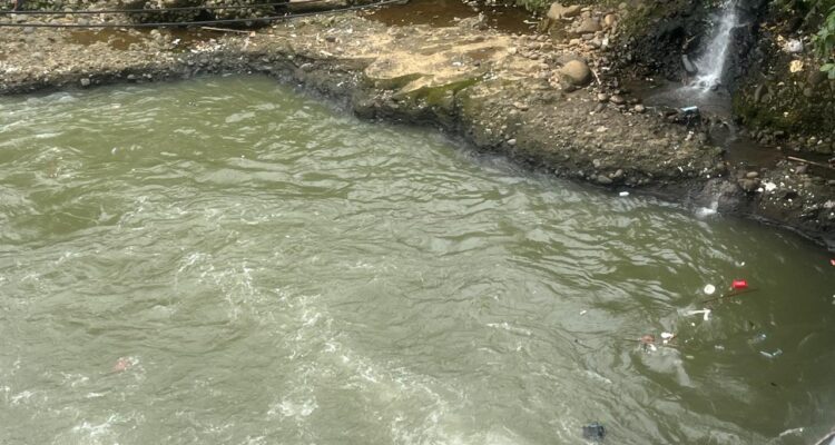 terlihat sampah di Sungai Ciliwung tepatnya di Jembatan Situ Duit, Kota Bogor, Foto/Adi Wirman
