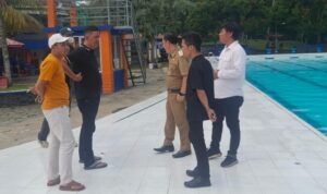 Ketua Gerakan Pemuda Sehat (GPS) Kota Bogor, Adam Malik, saat meninjau klolam renang mila kencana, Foto/Isitimewa