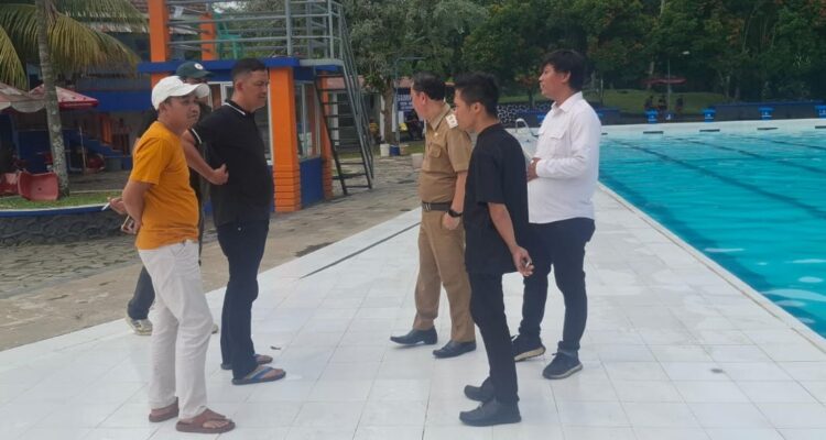 Ketua Gerakan Pemuda Sehat (GPS) Kota Bogor, Adam Malik, saat meninjau klolam renang mila kencana, Foto/Isitimewa