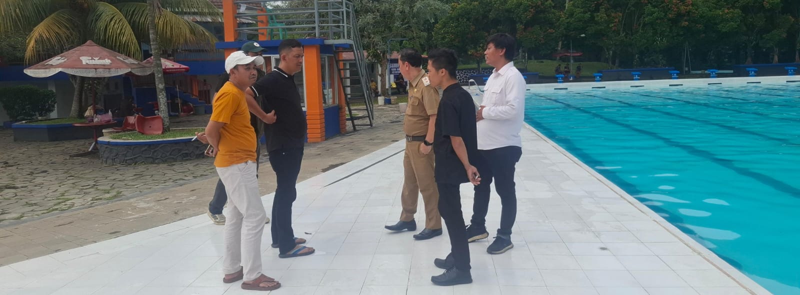 Ketua Gerakan Pemuda Sehat (GPS) Kota Bogor, Adam Malik, saat meninjau klolam renang mila kencana, Foto/Isitimewa