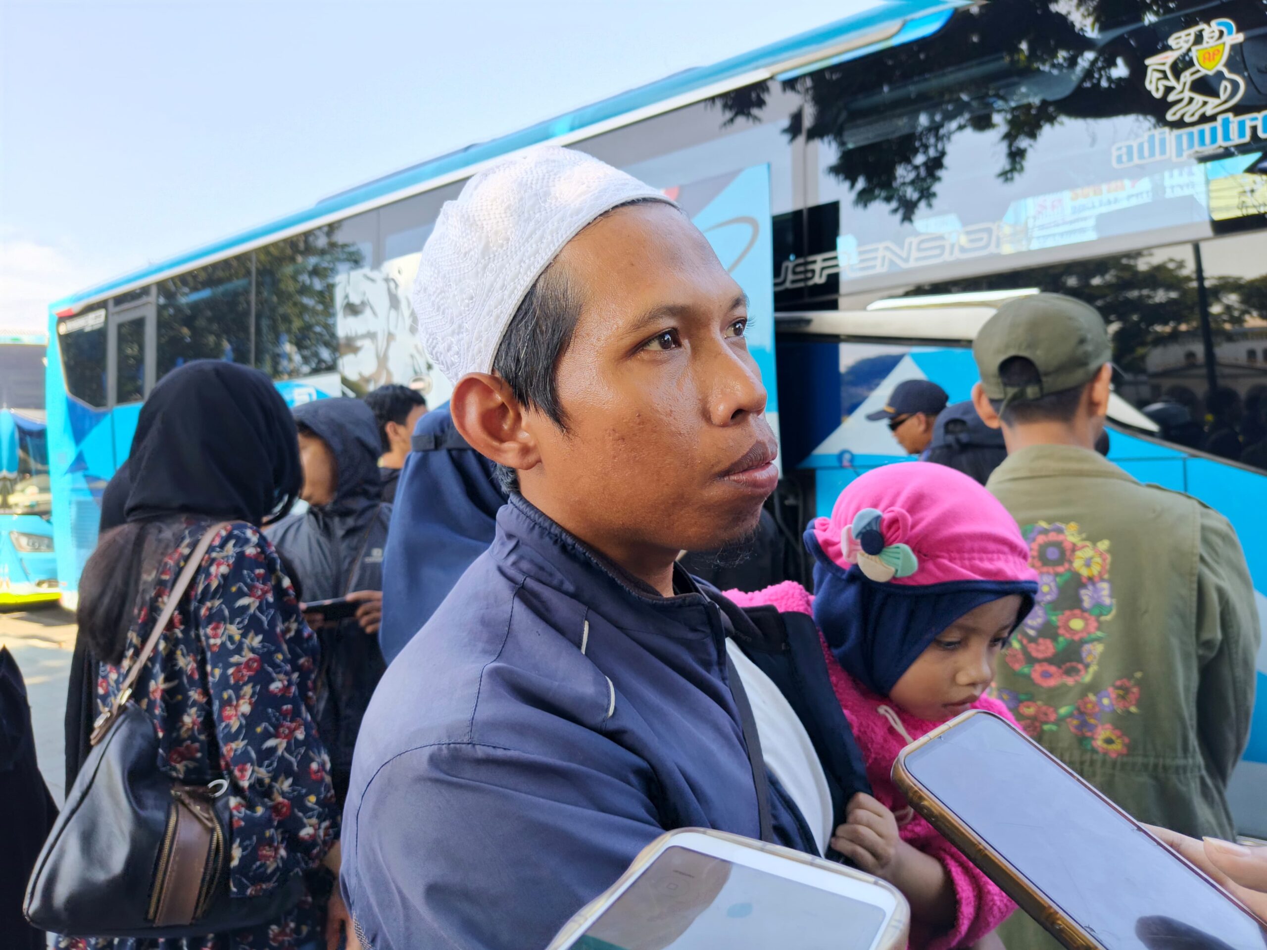 Imam Wahyudi (40), pemudik asal Leuwiliang yang ikut mudik gratis yang diselenggarakan oleh Polresta Bogor Kota, Foto/Maya Melanie Imam Wahyudi (40), pemudik asal Leuwiliang yang ikut mudik gratis yang diselenggarakan oleh Polresta Bogor Kota, Foto/Maya Melanie