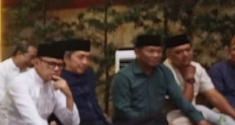 Waki; Menteri Dalam Negeri, Bima Arya didampingi Wali Kota Bogor saat menghadiri acara buka puasa bersama ratusan anak anak di Vihara Dhanagun Foto/Isitimewa
