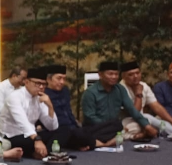 Waki; Menteri Dalam Negeri, Bima Arya didampingi Wali Kota Bogor saat menghadiri acara buka puasa bersama ratusan anak anak di Vihara Dhanagun Foto/Isitimewa