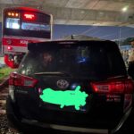 Kondisi mobil Toyota Innova Reborn hitam bernomor polisi N-1410-ACZ saat tertabrak kereta comuterline, Foto/Istimewa