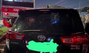 Kondisi mobil Toyota Innova Reborn hitam bernomor polisi N-1410-ACZ saat tertabrak kereta comuterline, Foto/Istimewa