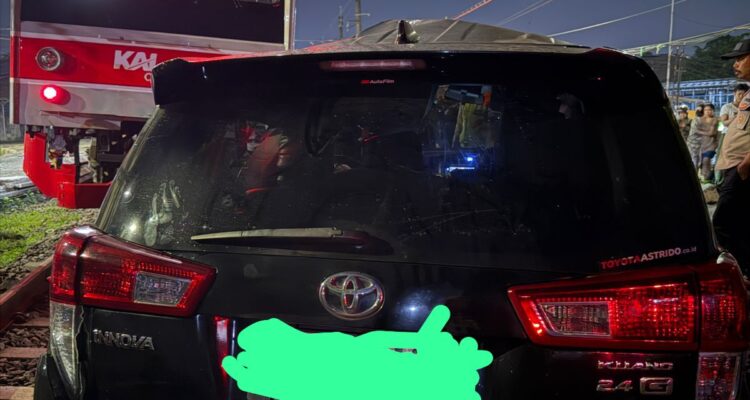 Kondisi mobil Toyota Innova Reborn hitam bernomor polisi N-1410-ACZ saat tertabrak kereta comuterline, Foto/Istimewa
