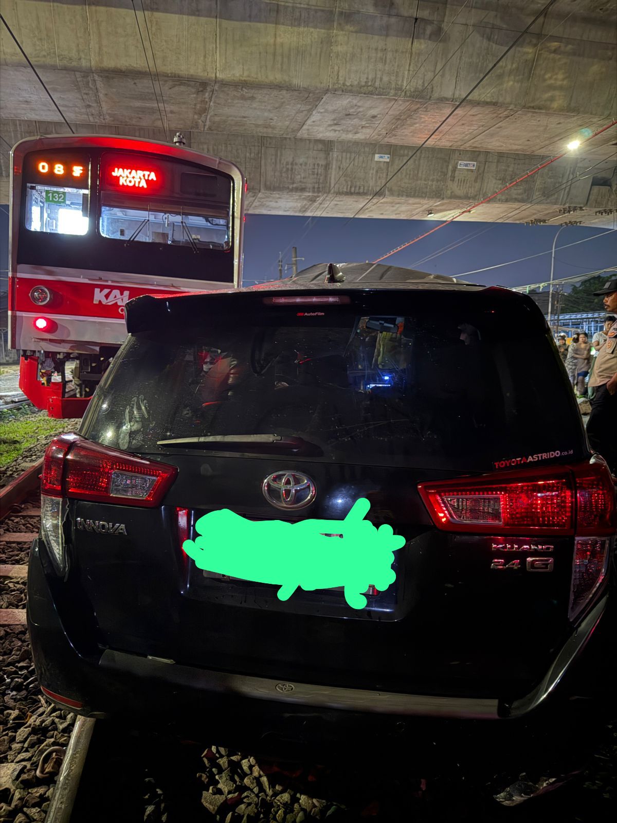 Kondisi mobil Toyota Innova Reborn hitam bernomor polisi N-1410-ACZ saat tertabrak kereta comuterline, Foto/Istimewa