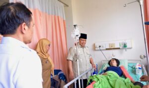 Prabowo Subianto menjenguk korban kecelakaan kereta di Rumah Sakit Umum Daerah (RSUD) Kota Bekasi, Foto/Istimewa