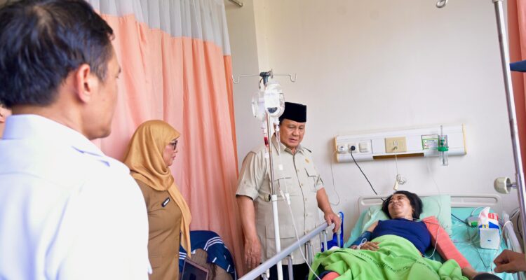 Prabowo Subianto menjenguk korban kecelakaan kereta di Rumah Sakit Umum Daerah (RSUD) Kota Bekasi, Foto/Istimewa