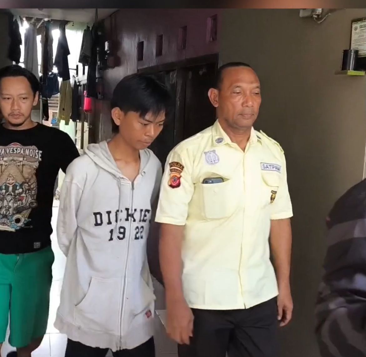 Kapolsek Cileungsi saat menyamar jadi Security saat penggerebekan obat obat terlarang di Cileungsi Bogor, Foto/Isitimewa