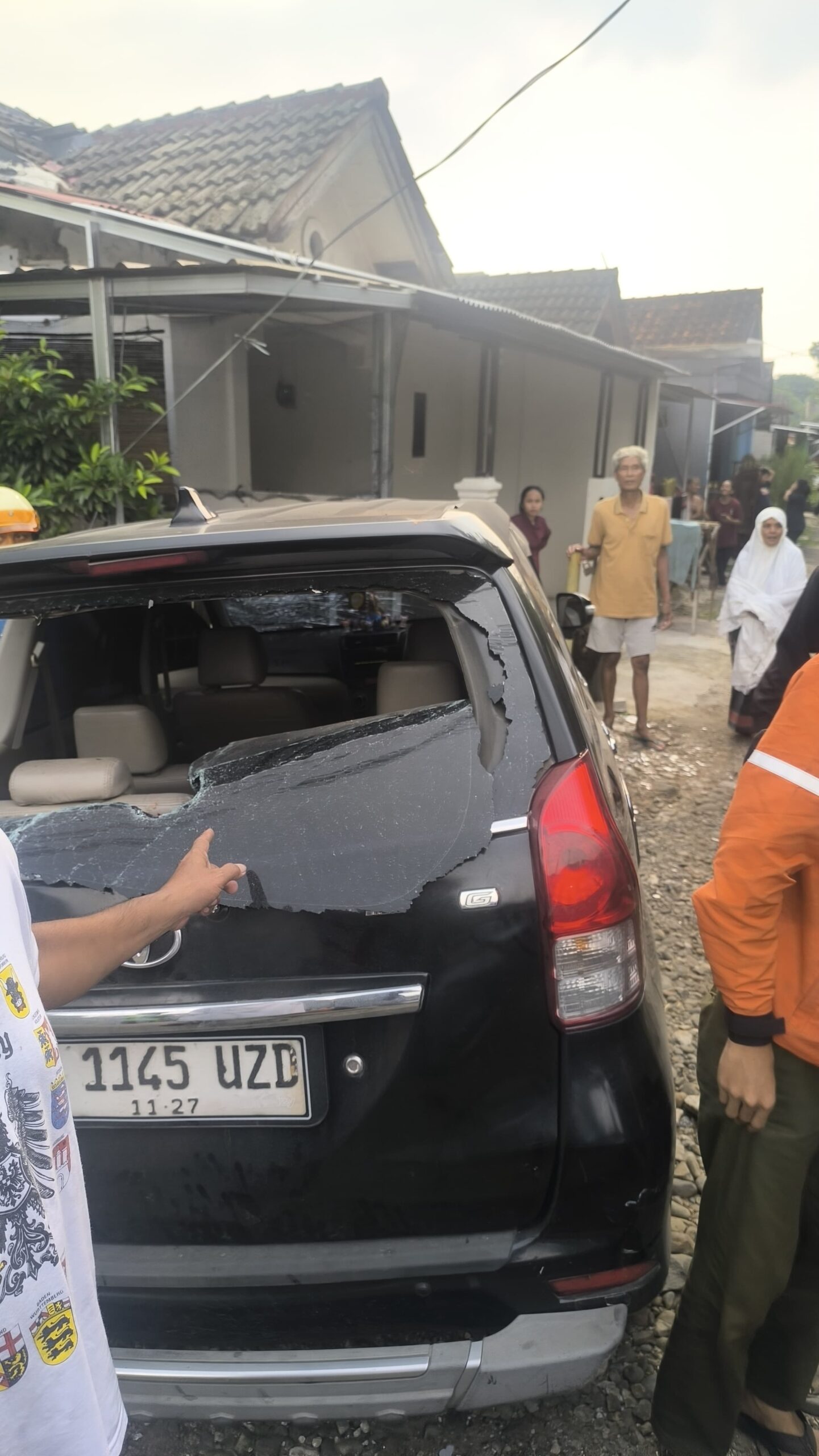 Mobil pelaku pencurian motor di parung alami kerusakan di Bagian belakang kaca mobil, Foto/Istimewa