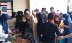 Warga kedung badak bogor saat mengantri penyaluran bansos di kedung badak kota Bogor, Foto/Maya Melina