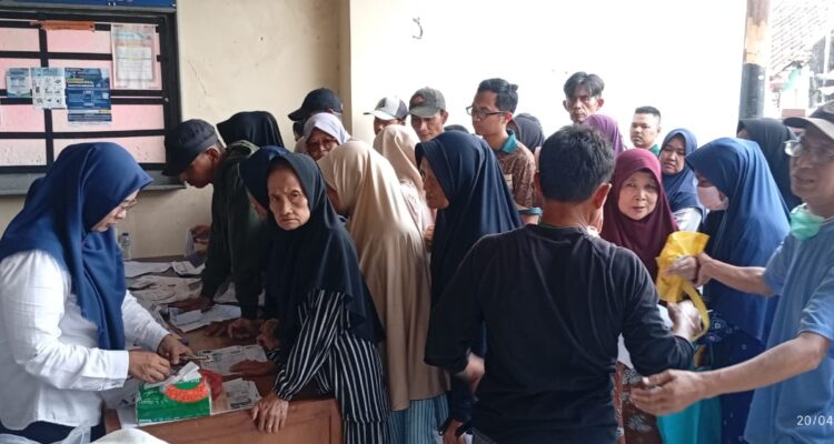 Warga kedung badak bogor saat mengantri penyaluran bansos di kedung badak kota Bogor, Foto/Maya Melina