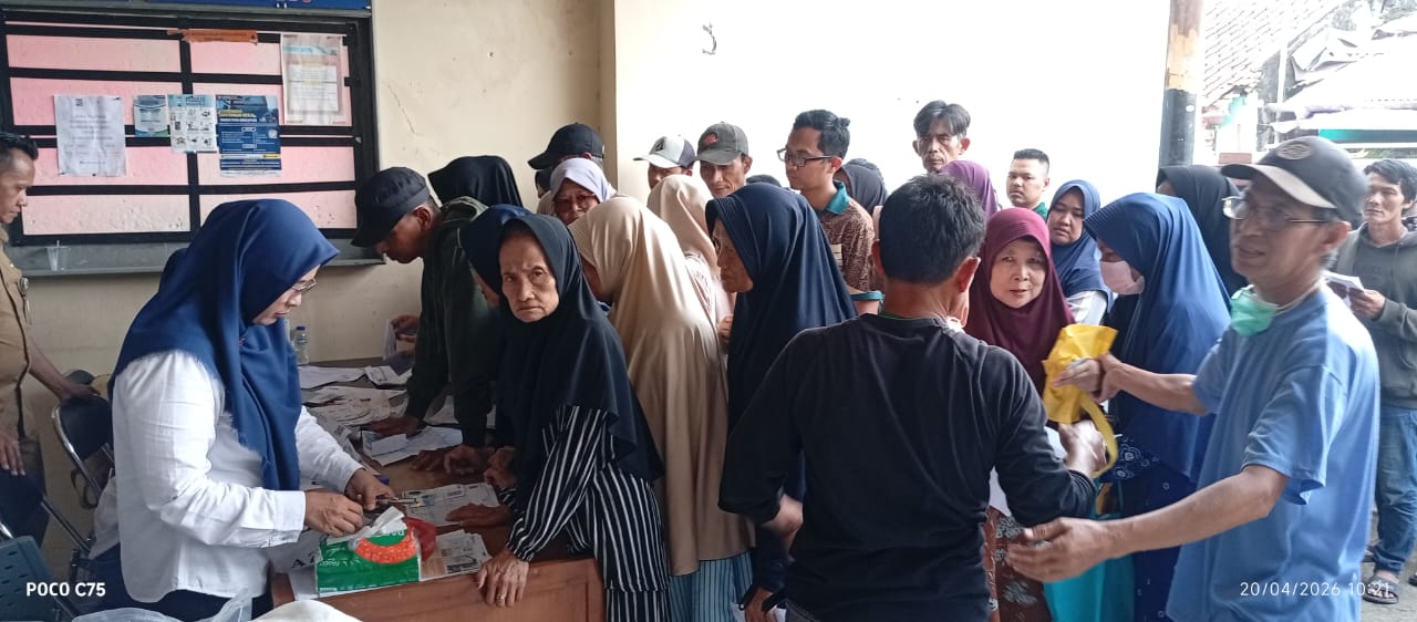 Warga kedung badak bogor saat mengantri penyaluran bansos di kedung badak kota Bogor, Foto/Maya Melina