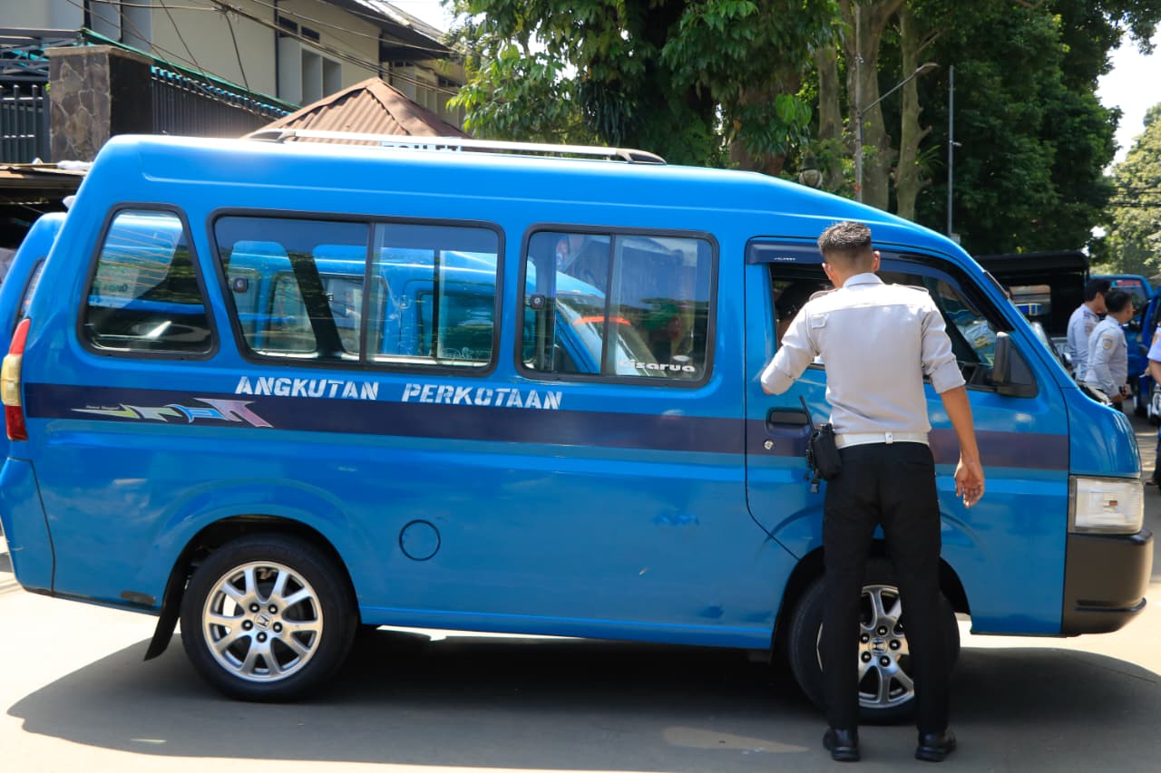 Dishub Kota Bogor saat menindak angkot yang berasal dari Kabupaten Bogor, Foto/Diskominfo Kota Bogor