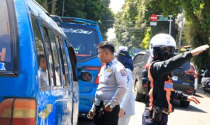 Dishub Kota Bogor saat menindak angkot yang berasal dari Kabupaten Bogor, Foto/Diskominfo Kota Bogor